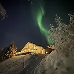 Villa Aurora Arctic Riverside *